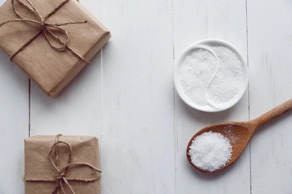 Sea salt in bowl on wooden background, top view. — Stock Photo, Image