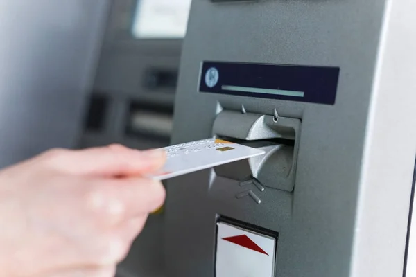 Osoba wkłada kartę do bankomatu. Środki pieniężne bezgotówkowe. — Zdjęcie stockowe