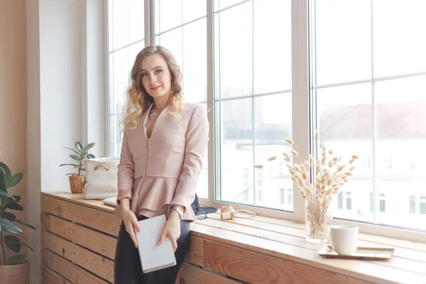 Mujer de negocios con libro —  Fotos de Stock