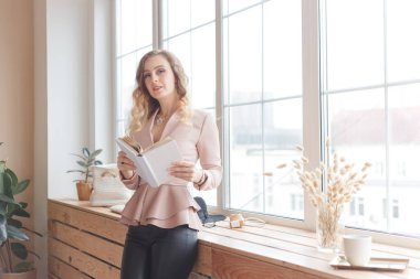 Genç bir iş kadınının portresi ya da serbest çalışan bir görüntüleyici.