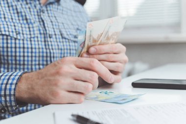 İşadamı, yapılan masrafları veya maaşı hesaplar