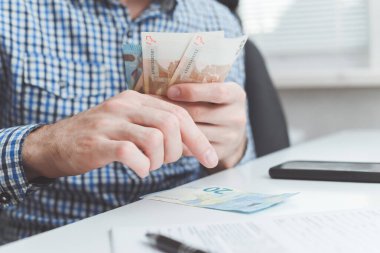 İşadamı ofiste rüşvet sayıyor
