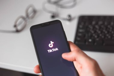 Minsk, Belarus - Kasım 06, 2019 - Tik Tok uygulaması telefonda başlatılıyor. Yakın çekim görünümü.