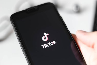 Minsk, Belarus - Kasım 06, 2019 - Tik Tok uygulaması telefonda başlatılıyor. Yakın çekim görünümü