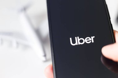Minsk, Belarus - Kasım 06, 2019: Cep telefonunuzdaki uygulamayla Uber taksi kiralamak