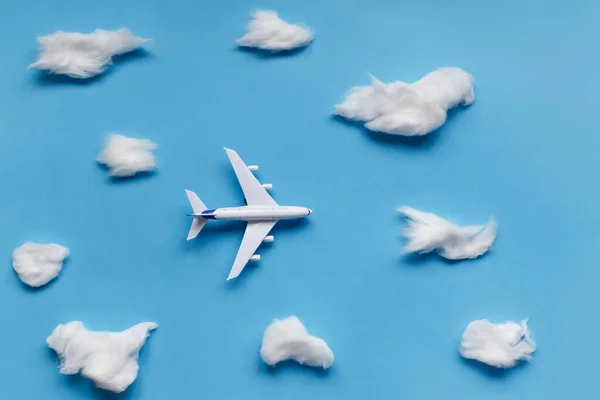 Diseño plano del concepto de viaje con plano y nube sobre fondo azul con espacio de copia. — Foto de Stock