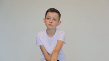 Mutsuz beyaz çocuk ağlamaya başladı..