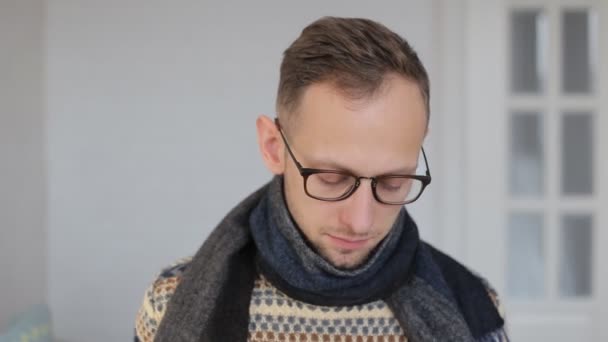 Kranker junger Mann mit europäischem Schal nimmt Antibiotikum. — Stockvideo