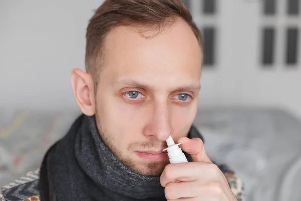 Homem use spray nasal. conceito de tratamento para alergias ou o frio comum, estilo de inverno — Fotografia de Stock