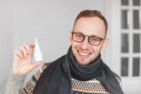 Cara positiva mostrando spray nasal ou ocular, garrafa de plástico na mão — Fotografia de Stock