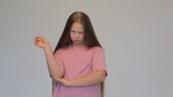 Teenage girl with long hair gesturing rejection and forbid — Stock Video