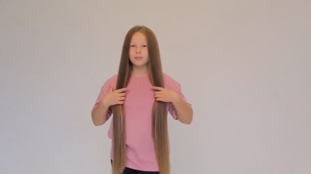 Εφηβικό κορίτσι κινείται μακριά μαλλιά και γυρίζει γύρω από τον εαυτό σας. Αργή κίνηση. — Αρχείο Βίντεο