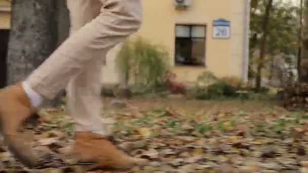 Ragazza piedi in nubuck a piedi sulla strada della città in bella giornata autunnale — Video Stock