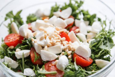 Çam fıstığı ve kiraz domatesli Arugula salatası.