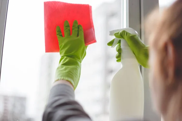 Vrouwen die een raam schoonmaken met spray en doek. Sluiten. — Stockfoto