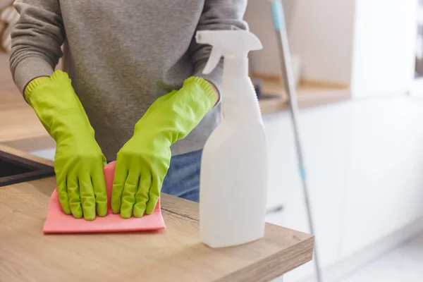 Zbliżenie kobieta sprzątanie kuchni za pomocą sprayu do czyszczenia i tkaniny. — Zdjęcie stockowe