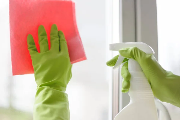 Kobiety czyszczące okno sprayem i tkaniną. Zamknij się. — Zdjęcie stockowe