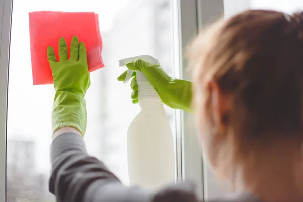 A nők ablakot pucolnak spray-vel és ronggyal. Közelről. — Stock Fotó