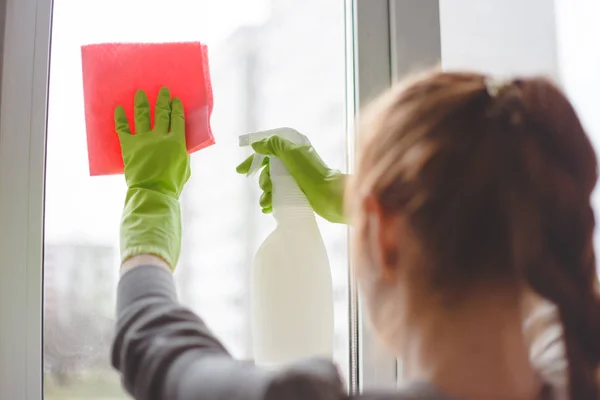 A nők ablakot pucolnak spray-vel és ronggyal. Közelről. — Stock Fotó