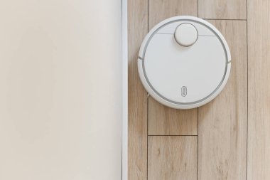 Ev süpürgesi temizleme robotu. Üst görünüm