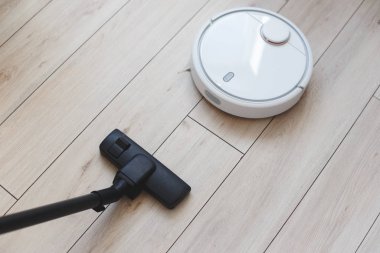 Eski bir elektrik süpürgesi ile modern bir robot elektrik süpürgesi arasında seçim yapmak..