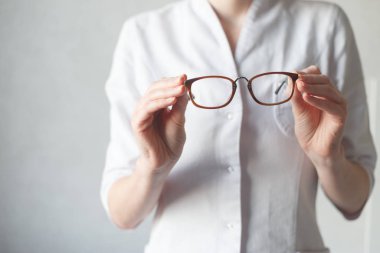 Oftalmolog sana yeni gözlük taktırıyor. Hyperopia ya da miyop konsepti