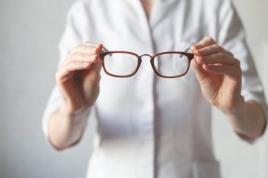Oftalmolog sana yeni gözlük taktırıyor. Hyperopia ya da miyop konsepti