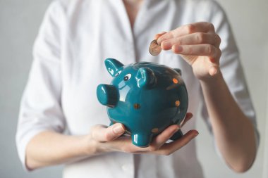 Kumbarası olan bir doktor. Sağlık sigortası giderleri için finansal tasarruf kavramı