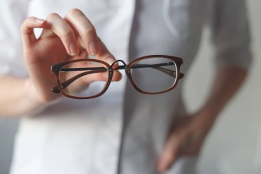 Oftalmolog sana yeni gözlük taktırıyor. Hyperopia ya da miyop konsepti