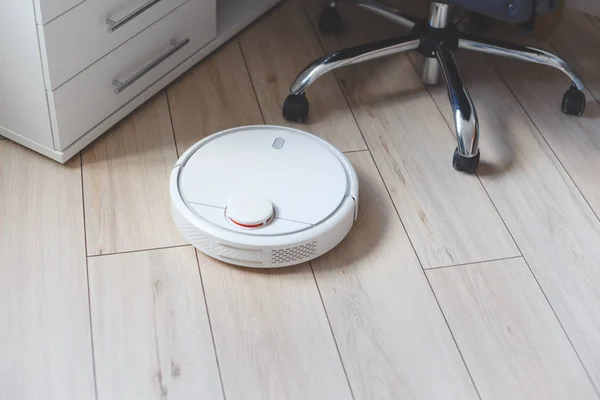 Aspirapolvere robot pavimento aspirapolvere in ufficio — Foto Stock