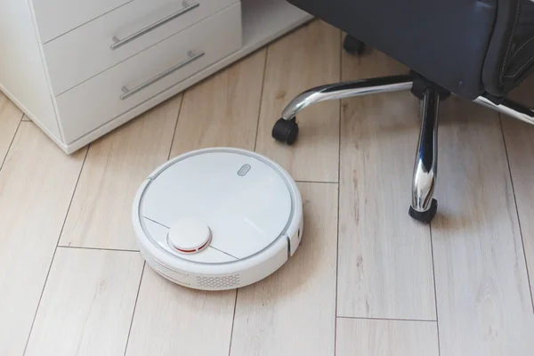 Robot stofzuiger stofzuigen vloer in kantoor — Stockfoto