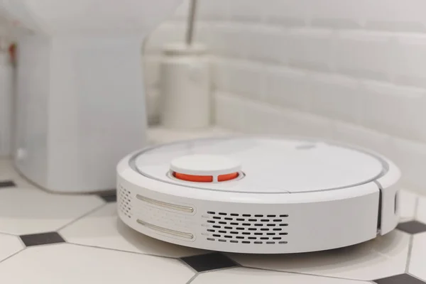 Robot putih vacuum cleaner di toilet — Stok Foto