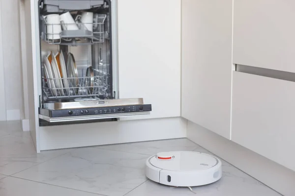 Robotporszívó és mosogatógép a konyhában. — Stock Fotó