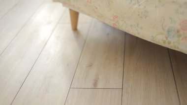 Robot elektrik süpürgesi yatak odasındaki yatağın altından hareket ediyor.