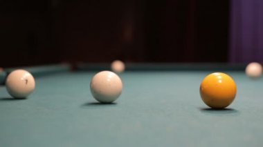 Bilardo antrenmanı. Amatör bilardo oynuyor. Puan almaya çalışır