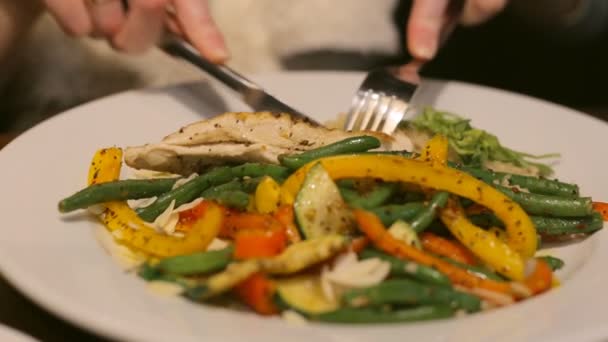 女は野菜と鶏の片を食べる — ストック動画