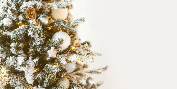 Işıklar ve oyuncaklarla süslenmiş Noel ağacı. Yeni yıl kartı — Stok fotoğraf
