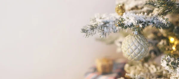 Işıklar ve oyuncaklarla süslenmiş Noel ağacı. Yeni yıl kartı — Stok fotoğraf