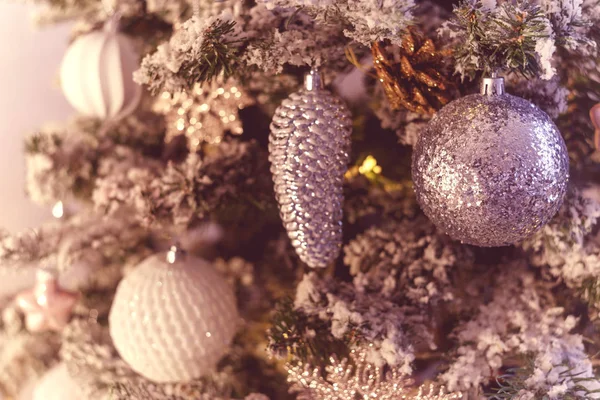 Noel ağacı süslemelerine yakın çekim — Stok fotoğraf