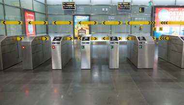 Varşova, Polonya - 07 Mayıs 2016. Varşova 'da Metro kaleleri.