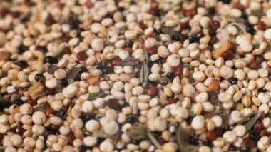 Karışık kinoa vejetaryen mahsulü ve baharatlar dönüşümlü makro arka plan