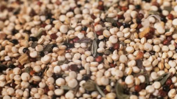 Blandad quinoa vegetarisk gröda med kryddor roterande makro bakgrund — Stockvideo