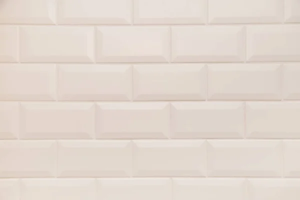 Стена ванной комнаты выложена в скандинавском стиле с белой отделкой . — стоковое фото