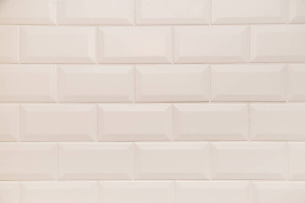 Стена ванной комнаты выложена в скандинавском стиле с белой отделкой
.