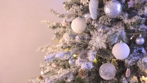सजावट और प्रकाश के साथ नए साल खजूर का पेड़ . — स्टॉक वीडियो