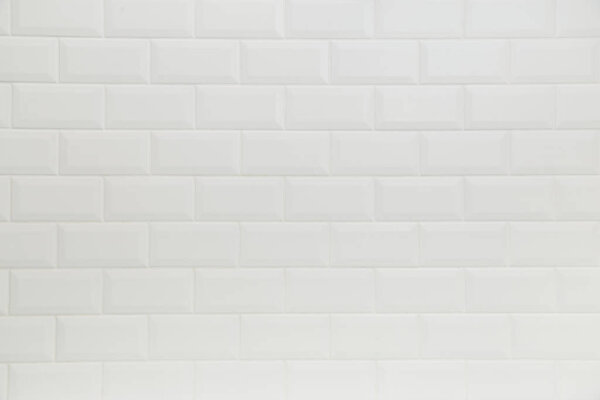 Стена ванной комнаты выложена в скандинавском классическом кирпичном стиле с белой отделкой
.