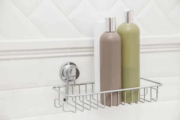 Garrafas de produtos de higiene pessoal em ventosas prateleira de banho compacta, fixação na parede de azulejos sem perfuração — Fotografia de Stock