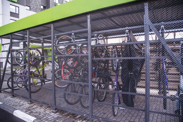 Gurded caixa de armazenamento de estacionamento de bicicleta pública — Fotografia de Stock