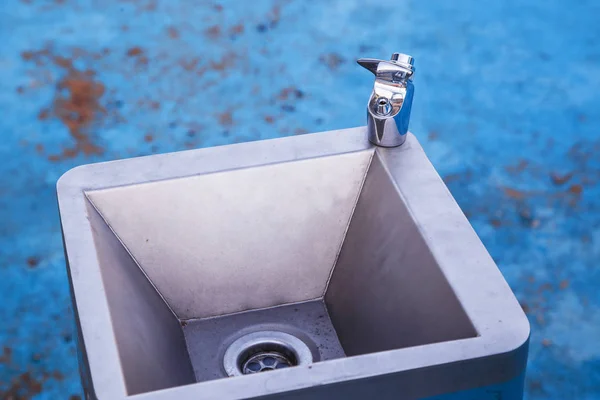 Modern ivóvíz csap fém mosogató kültéri — Stock Fotó