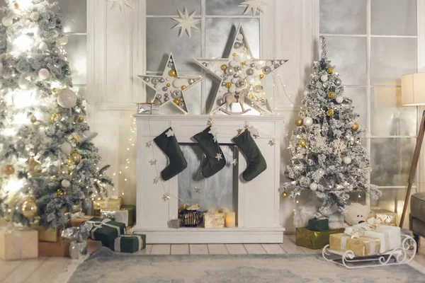 Χριστουγεννιάτικη κάλτσα κρεμασμένη από τζάκι ή τζάκι, διακοσμημένη για τα Χριστούγεννα με τζάκι. — Φωτογραφία Αρχείου